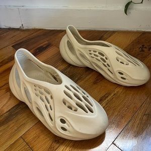 Yeezy Foam Runners Ararat size 9